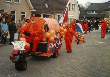 2004 Wi'j sluppe de leeuw d'r deur